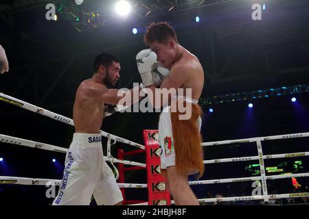 BROVARY, UKRAINE - 18. DEZEMBER 2021 - der ukrainische Boxer Vasyl Chebotar (R) kämpft während der Promotions boxi K2 mit Sagadat Rakhmankul aus Kasachstan Stockfoto