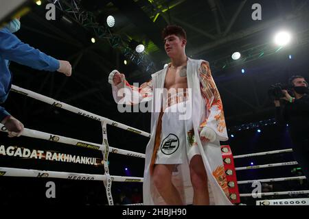 BROVARY, UKRAINE - 18. DEZEMBER 2021 - der ukrainische Boxer Vasyl Chebotar wird während seines Geflochs gegen Sagadat Rakhmankul aus Kasachstan während des gezeigt Stockfoto