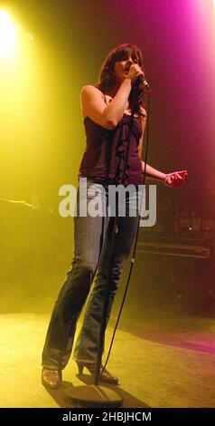 Die Donnas sind am 9. März 2005 in London auf der Bühne des Astoria zu sehen. Brett Anderson; Gesang, Maya Ford; Bass, Allison Robertson; Gitarre, Torry Castellano; Schlagzeug. Stockfoto