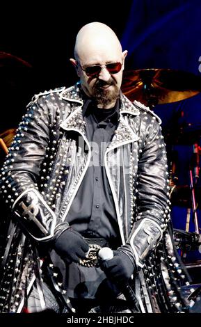 Rob Halford von Judas Priest spielt auf der Bühne des Carling Apollo, Hammersmith in London. Stockfoto