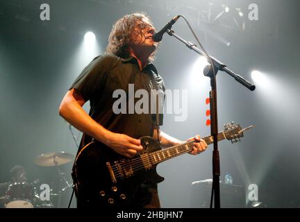 „Jimmy Eat World“ aus Arizona treten im Astoria in London auf. Jim Adkins; Gesang, Zach Lind; Schlagzeug, Tom Linton; Gitarre, Mitch Porter; Bass. Stockfoto