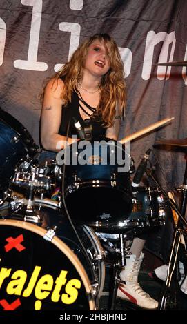 Die Suffrajets treten im Rahmen des Tiscali Showcase in der Carling Bar Academy Islington in London auf. Gemma Clarke (Schlagzeug ex-Babyshambles); Claire Wakeman (Gitarre/Gesang); Alex Gillings, Gitarre; Vicky Kingston; Bass. Stockfoto