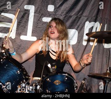 Die Suffrajets treten im Rahmen des Tiscali Showcase in der Carling Bar Academy Islington in London auf. Gemma Clarke (Schlagzeug ex-Babyshambles); Claire Wakeman (Gitarre/Gesang); Alex Gillings, Gitarre; Vicky Kingston; Bass. Stockfoto