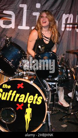 Die Suffrajets treten im Rahmen des Tiscali Showcase in der Carling Bar Academy Islington in London auf. Gemma Clarke (Schlagzeug ex-Babyshambles); Claire Wakeman (Gitarre/Gesang); Alex Gillings, Gitarre; Vicky Kingston; Bass. Stockfoto