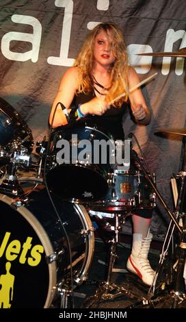 Die Suffrajets treten im Rahmen des Tiscali Showcase in der Carling Bar Academy Islington in London auf. Gemma Clarke (Schlagzeug ex-Babyshambles); Claire Wakeman (Gitarre/Gesang); Alex Gillings, Gitarre; Vicky Kingston; Bass. Stockfoto