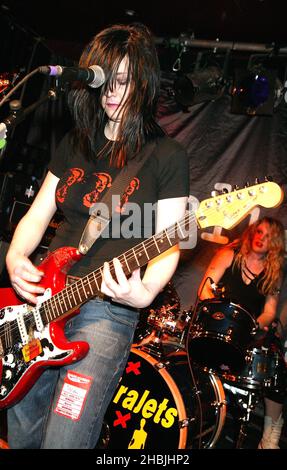 Die Suffrajets treten im Rahmen des Tiscali Showcase in der Carling Bar Academy Islington in London auf. Gemma Clarke (Schlagzeug ex-Babyshambles); Claire Wakeman (Gitarre/Gesang); Alex Gillings, Gitarre; Vicky Kingston; Bass. Stockfoto