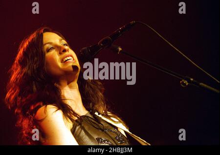 DIE US-Sängerin und Songwriterin Alanis Morissette spielt ihr erstes UK-Live-Date seit 2001 an der Carling Academy Brixton Stockfoto