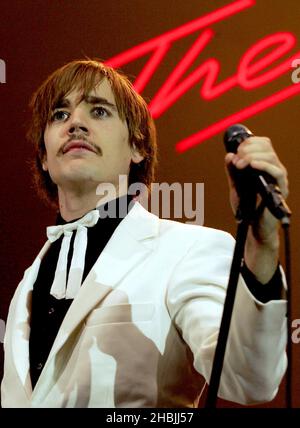 Die schwedischen Punk-Pop-Vierer The Hives treten auf der Bühne in London auf. Pelle Almqvist; Sängerin Stockfoto