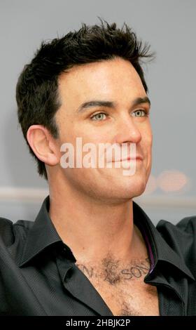 Am 23. Mai 2005 wird in London in der Baker Street ein neues Wachsfigurenmodell von Popstar Robbie Williams mit Augenzwinkern als die neueste Ergänzung zu Madame Tussauds vorgestellt. Stockfoto