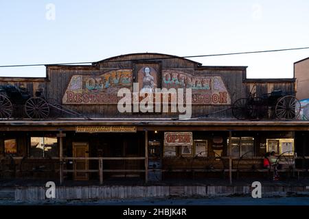 OATMAN, USA - 18. Okt 2019: Die Fassade des berühmten Oatman Restaurants und Saloons unter blauem Himmel an einem sonnigen Tag Stockfoto