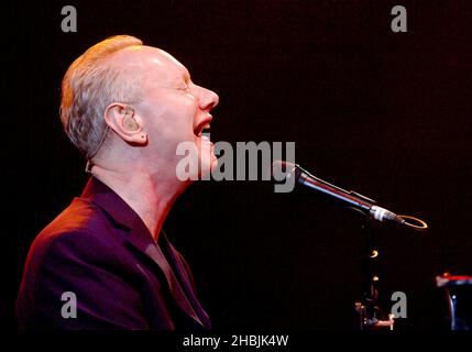 Joe Jackson und Tod Rundgren treten am 5. Juni 2005 in London auf der Bühne des Carling Apollo Hammersmith auf, Stockfoto