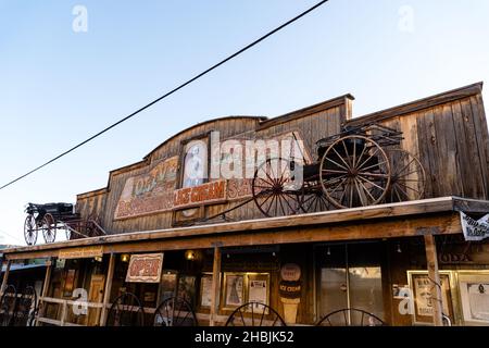 OATMAN, USA - 18. Okt 2019: Die Fassade des berühmten Oatman Restaurants und Saloons unter blauem Himmel an einem sonnigen Tag Stockfoto