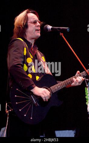 Joe Jackson und Tod Rundgren treten am 5. Juni 2005 in London auf der Bühne des Carling Apollo Hammersmith auf, Stockfoto