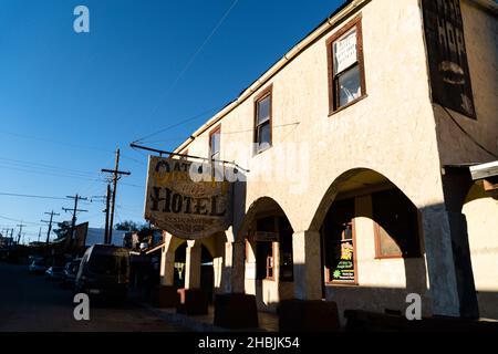 OATMAN, USA - 18. Okt 2019: Der Eingang und das alte Holzschild des Oatman Hotels unter blauem Himmel an einem sonnigen Tag in Arizona Stockfoto