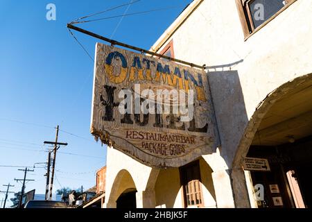 OATMAN, USA - 18. Okt 2019: Das alte Holzschild des Oatman Hotels unter blauem Himmel an einem sonnigen Tag in Arizona Stockfoto