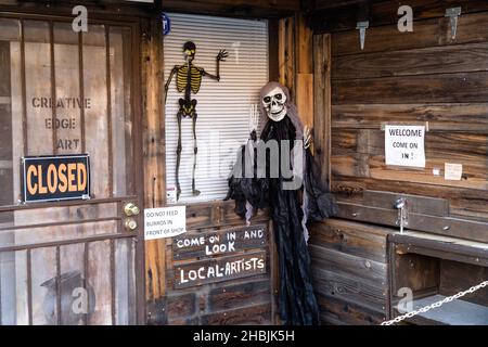 OATMAN, VEREINIGTE STAATEN - 18. Okt 2019: Ein Halloween Schädel und Kostümdekoration in Oatman, Arizona Stockfoto