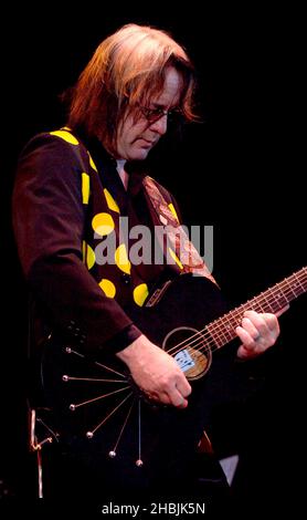 Joe Jackson und Tod Rundgren treten am 5. Juni 2005 in London auf der Bühne des Carling Apollo Hammersmith auf, Stockfoto