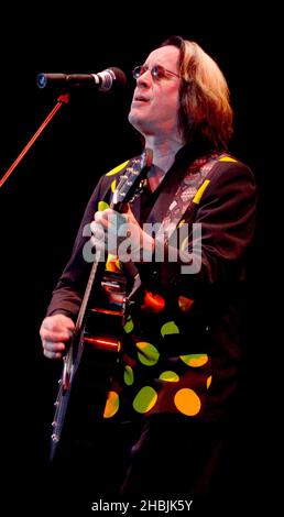 Joe Jackson und Tod Rundgren treten am 5. Juni 2005 in London auf der Bühne des Carling Apollo Hammersmith auf, Stockfoto