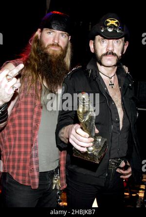 Lemmy Kilminster; Golden God; von Motorhead und Zakk Wylde; Riff Lord Gewinner posieren im Raum für den Gewinner des Golden God Award bei den Metal Hammer Golden Gods Awards im The Astoria 13, 2005 in London. Stockfoto