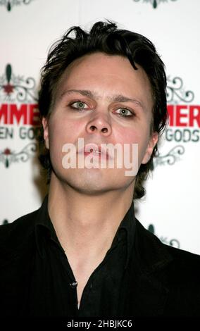 Ville Valo von ihm gewinnt den Icon Award und posiert bei den Metal Hammer Golden Gods Awards im Astoria 13, 2005 in London im Awards-Raum. Stockfoto