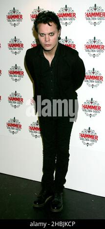 Ville Valo von ihm gewinnt den Icon Award und posiert bei den Metal Hammer Golden Gods Awards im Astoria 13, 2005 in London im Awards-Raum. Stockfoto