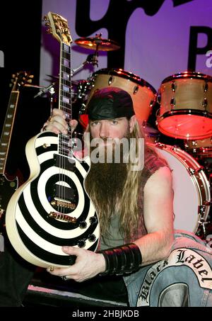 Zakk Wylde posiert im Preissaal als Gewinner des Riff Lord Award bei den Metal Hammer Golden Gods Awards im The Astoria 13, 2005 in London. Stockfoto