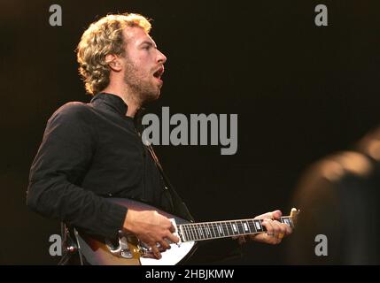 Chris Martin von Coldplay tritt auf der Bühne auf, als Coldplay bei ihrer bisher größten britischen Headline-Show auf der Bühne auftritt und am 27. Juni 2005 in London das dritte Studioalbum der Band, „X&Y“, im National Sports Center, Crystal Palace, promote. Stockfoto