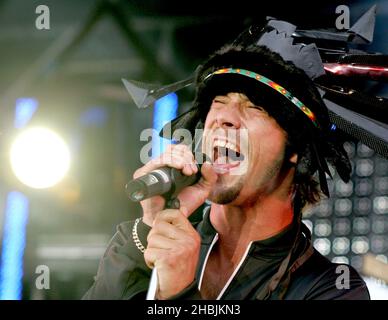 Jay Kay von Jamiroquai tritt am letzten Tag von B Live London am Clapham Common am 3. Juli 2005 in London auf der Bühne auf. Stockfoto