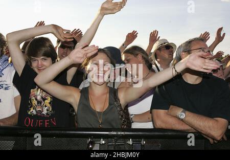 Crowd Fans bei Queen treten live auf der Bühne im Hyde Park in London auf. Stockfoto