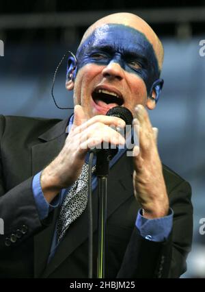 Michael Stipe von der britischen Indie-Gruppe REM tritt dieses Jahr auf der Bühne ihrer zweiten Londoner Show im Hyde Park am 16. Juli 2005 in London auf. Stockfoto