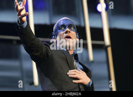 Michael Stipe von der britischen Indie-Gruppe REM tritt dieses Jahr auf der Bühne ihrer zweiten Londoner Show im Hyde Park am 16. Juli 2005 in London auf. Stockfoto