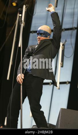 Michael Stipe von der britischen Indie-Gruppe REM tritt dieses Jahr auf der Bühne ihrer zweiten Londoner Show im Hyde Park am 16. Juli 2005 in London auf. Stockfoto