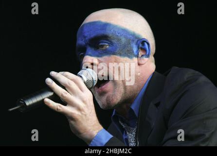 Michael Stipe von der britischen Indie-Gruppe REM tritt dieses Jahr auf der Bühne ihrer zweiten Londoner Show im Hyde Park am 16. Juli 2005 in London auf. Stockfoto