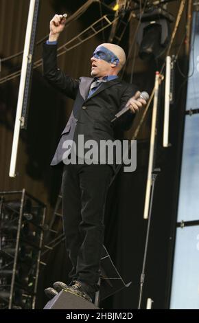 Michael Stipe von der britischen Indie-Gruppe REM tritt dieses Jahr auf der Bühne ihrer zweiten Londoner Show im Hyde Park am 16. Juli 2005 in London auf. Stockfoto