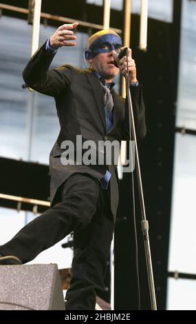 Michael Stipe von der britischen Indie-Gruppe REM tritt dieses Jahr auf der Bühne ihrer zweiten Londoner Show im Hyde Park am 16. Juli 2005 in London auf. Stockfoto