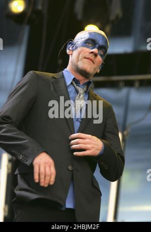 Michael Stipe von der britischen Indie-Gruppe REM tritt dieses Jahr auf der Bühne ihrer zweiten Londoner Show im Hyde Park am 16. Juli 2005 in London auf. Stockfoto