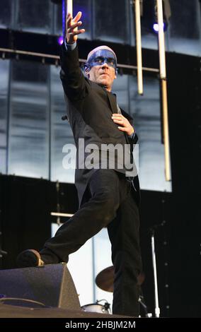 Michael Stipe von der britischen Indie-Gruppe REM tritt dieses Jahr auf der Bühne ihrer zweiten Londoner Show im Hyde Park am 16. Juli 2005 in London auf. Stockfoto