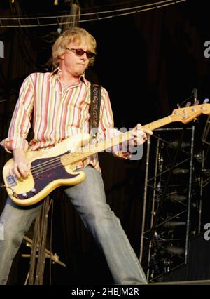 Mike Mills von der britischen Indie-Gruppe REM tritt dieses Jahr auf der Bühne ihrer zweiten Londoner Show im Hyde Park am 16. Juli 2005 in London auf. Stockfoto