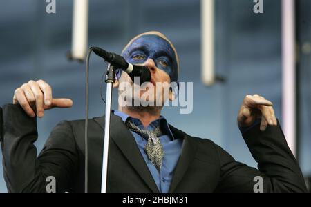 Michael Stipe von der britischen Indie-Gruppe REM tritt dieses Jahr auf der Bühne ihrer zweiten Londoner Show im Hyde Park am 16. Juli 2005 in London auf. Stockfoto