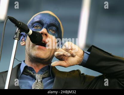 Michael Stipe von der britischen Indie-Gruppe REM tritt dieses Jahr auf der Bühne ihrer zweiten Londoner Show im Hyde Park am 16. Juli 2005 in London auf. Stockfoto