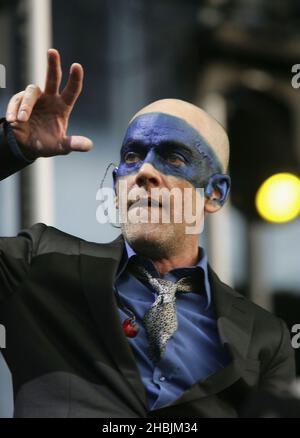 Michael Stipe von der britischen Indie-Gruppe REM tritt dieses Jahr auf der Bühne ihrer zweiten Londoner Show im Hyde Park am 16. Juli 2005 in London auf. Stockfoto