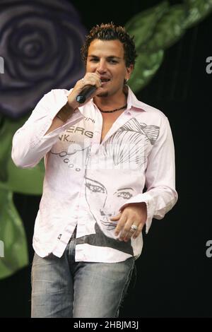 Peter Andre tritt am 23. Juli 2005 auf der Bühne des zweiten jährlichen „Big Gay Out“, Europas größtem Gay-Musikfestival, im Finsbury Park in London auf. Stockfoto