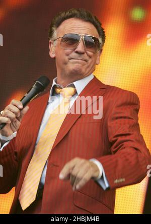 Tony Christie tritt am 23. Juli 2005 auf der Bühne des zweiten jährlichen „Big Gay Out“, Europas größtem Gay-Musikfestival, im Finsbury Park in London auf. Kopfschuss witzig Stockfoto