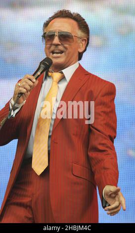 Tony Christie tritt am 23. Juli 2005 auf der Bühne des zweiten jährlichen „Big Gay Out“, Europas größtem Gay-Musikfestival, im Finsbury Park in London auf. Kopfschuss witzig Stockfoto