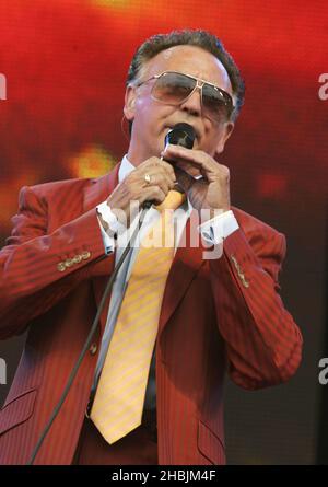 Tony Christie tritt am 23. Juli 2005 auf der Bühne des zweiten jährlichen „Big Gay Out“, Europas größtem Gay-Musikfestival, im Finsbury Park in London auf. Kopfschuss witzig Stockfoto