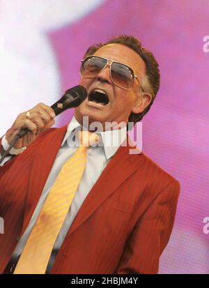 Tony Christie tritt am 23. Juli 2005 auf der Bühne des zweiten jährlichen „Big Gay Out“, Europas größtem Gay-Musikfestival, im Finsbury Park in London auf. Kopfschuss witzig Stockfoto