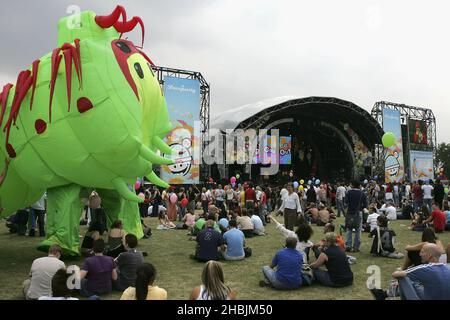 Schwule Menschenkostüme beim zweiten jährlichen „Big Gay Out“, Europas größtem Gay-Musikfestival, im Finsbury Park am 23. Juli 2005 in London, Stockfoto