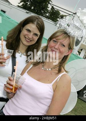 Schwule Menschenkostüme beim zweiten jährlichen „Big Gay Out“, Europas größtem Gay-Musikfestival, im Finsbury Park am 23. Juli 2005 in London, Stockfoto