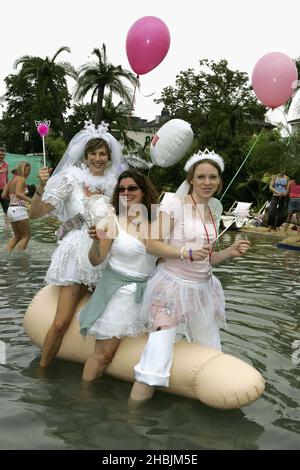 Schwule Menschenkostüme beim zweiten jährlichen „Big Gay Out“, Europas größtem Gay-Musikfestival, im Finsbury Park am 23. Juli 2005 in London, Stockfoto