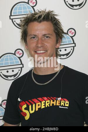 Ollie von Freefaller posiert hinter der Bühne beim zweiten jährlichen „Big Gay Out“, Europas größtem Gay-Musikfestival, am 23. Juli 2005 im Finsbury Park in London. Stockfoto